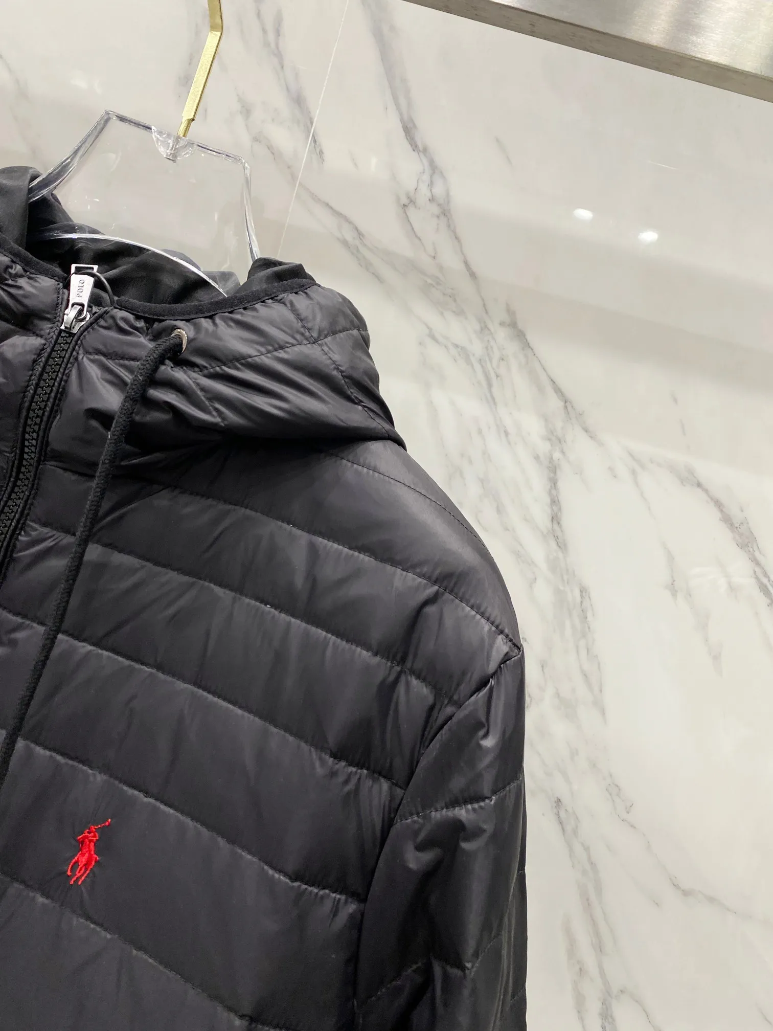 P640 Ralph Lauren/Ralph Lauren 24aw new winter product, Gorham series down jacket for sale on North American official website, classic and light down hooded down jacket - 0.15 grid nylon coating on the face for light three-proof construction, built-in 360T anti-drilling velvet coated gallbladder - corn tooth high-quality resin zipper, five large and small partition zippers all over the body, separate molding - originality restoration, original molding, full set of customized accessories, 100% detail processing - RL Ralph Lauren's classic best-selling hooded down jacket with small label. Best-selling offline in North America and out of stock all year round. Black, blue and army green three colors. Simple and versatile. Very practical. Detachable hood. Velcro to tighten cuffs. Elastic cord at hem. Free elastic adjustment. 350 grams of zoned down filling. Warm and comfortable. Warm in winter. Color: black, navy blue, army green. Size: M — XXL